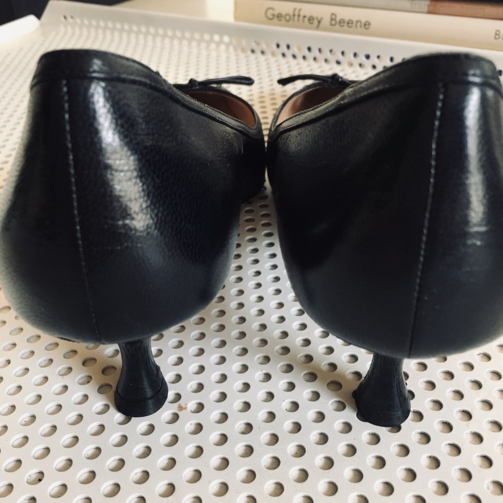 Manolo Blahnik Kitten Heel Pump - Picture 4 of 8